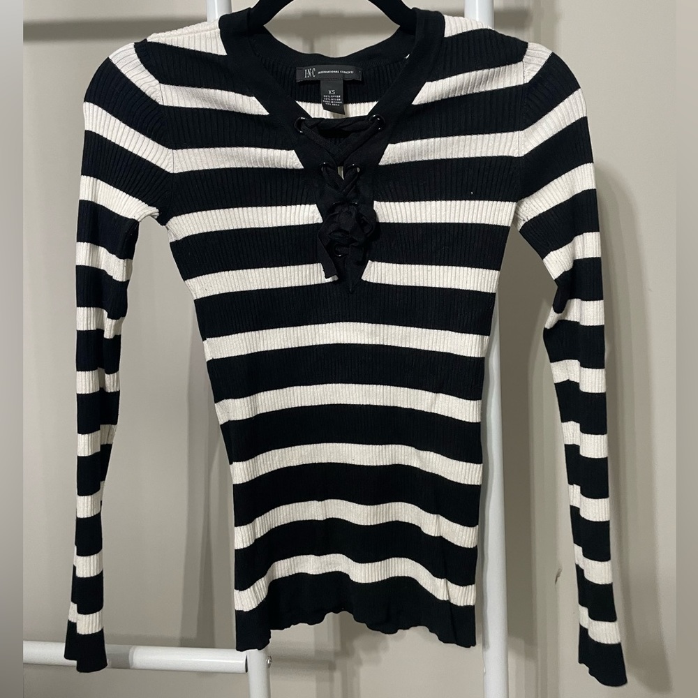 Long-sleeved black and white striped shirt